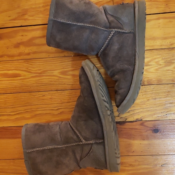 UGG Classic Short 2 Boot, Sized 6 in Grey. - Picture 9 of 9